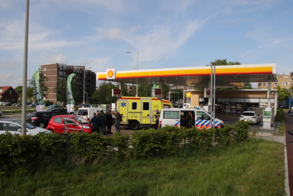 Twee auto&#039;s botsen bij tankstation