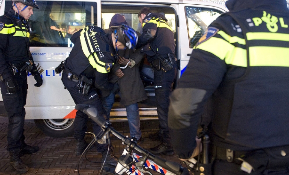 Twee arrestaties na vondst vuurwapen in café, onrustige nacht op Hoogstraat