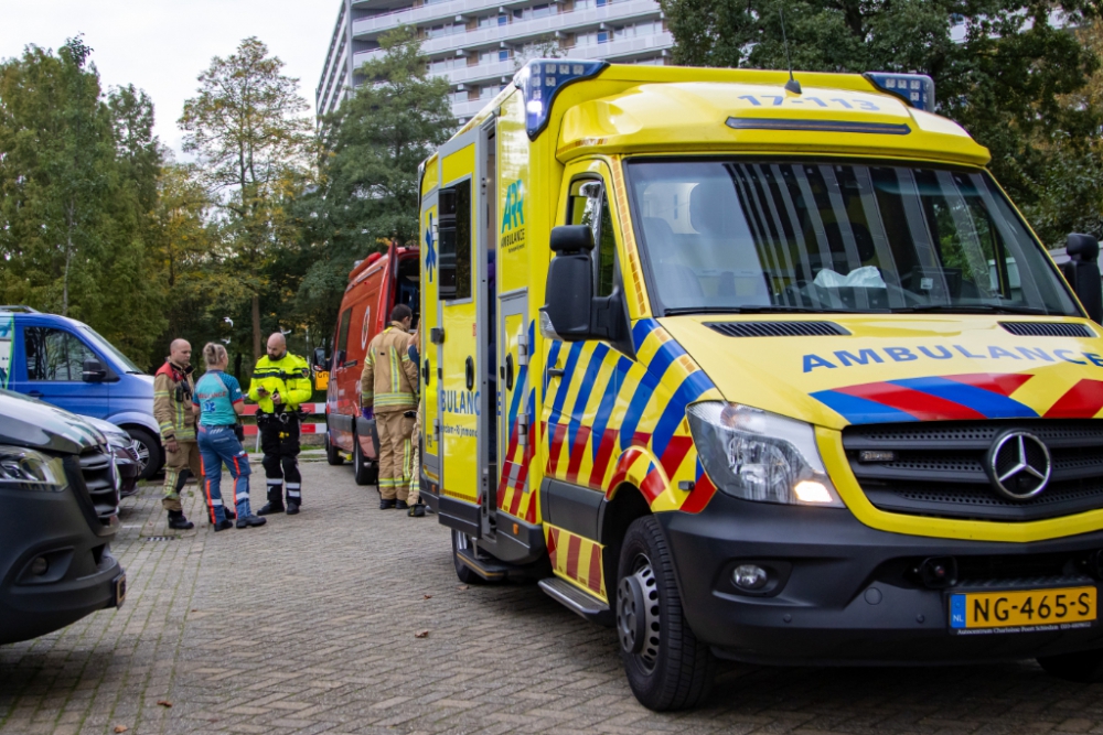 Oudere vrouw rijdt met scootmobiel in het water van de Van Beethovenlaan