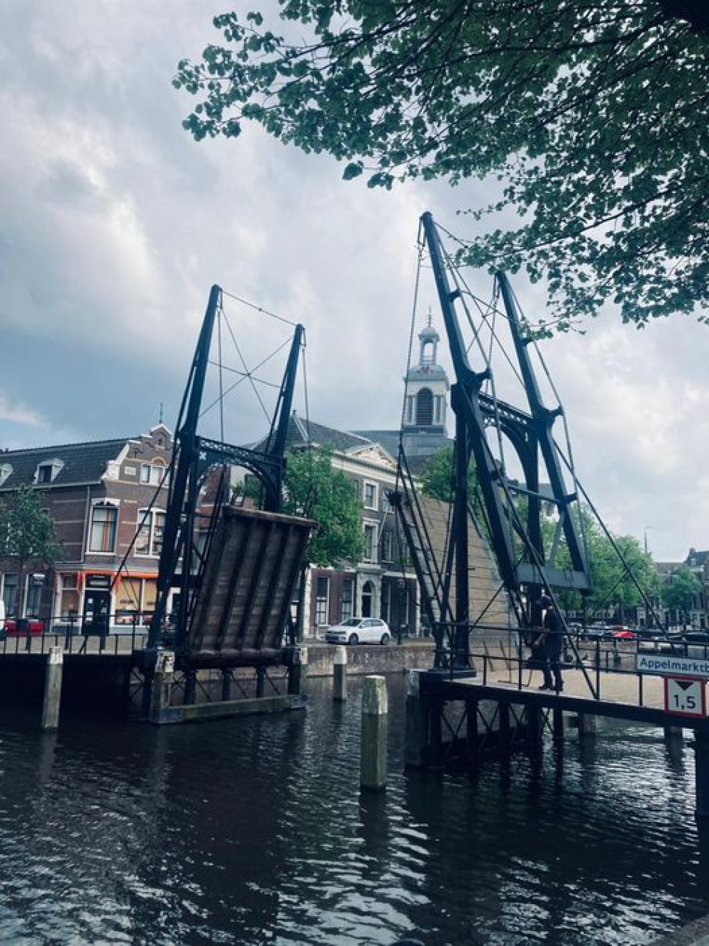 Schip vaart tegen historische Appelmarktbrug