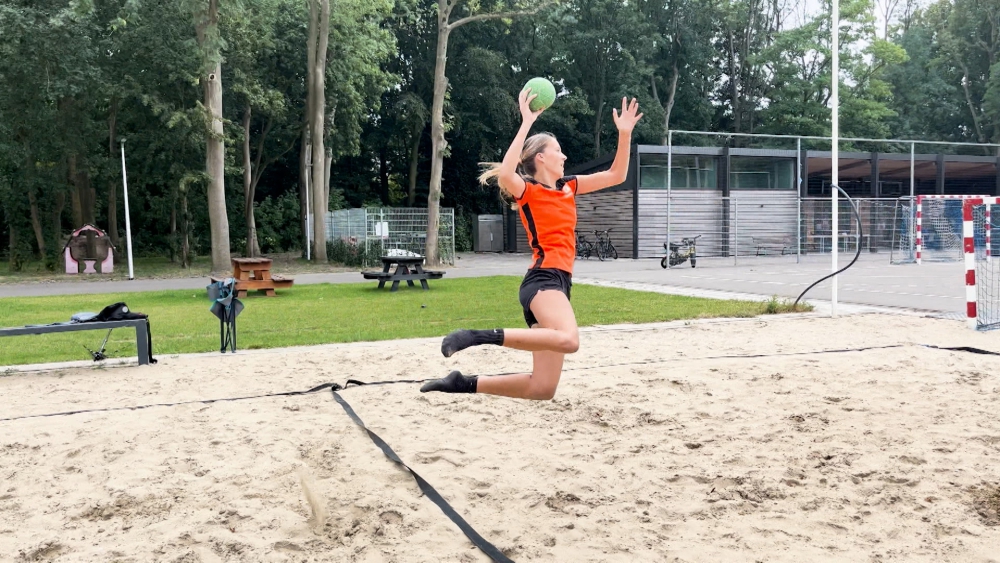 Schiedamse Britt (16) wordt samen met haar team Europees kampioen beachhandbal