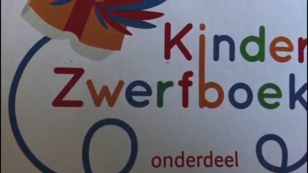 Kinderzwerfboek bestaat 10 jaar: Wie vindt het zwerfboek met de gouden sticker in Schiedam?