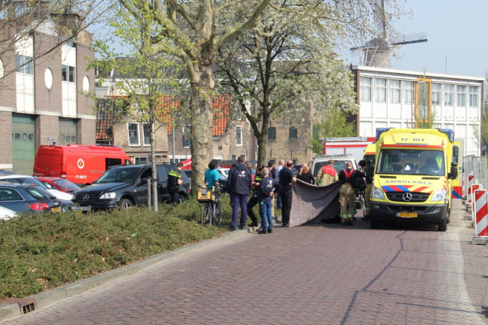 Bestuurder raakt onwel en ramt geparkeerde auto&#039;s