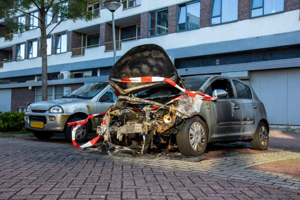 Autobrand Kuyperlaan is aangestoken, dader steekt ook eigen voet in brand