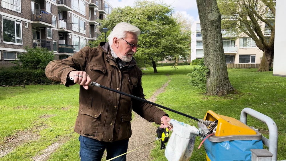 Ook op de Dag van de Aarde raapt de ‘knijpzwerver’ afval op