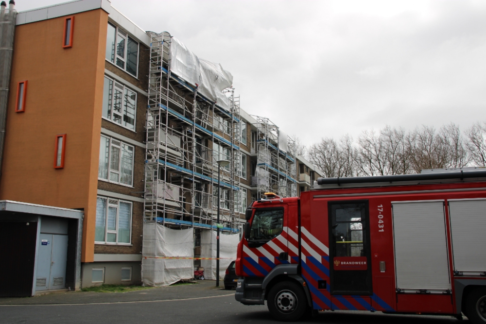 Stalen buizen waaien van steiger af in Groenoord