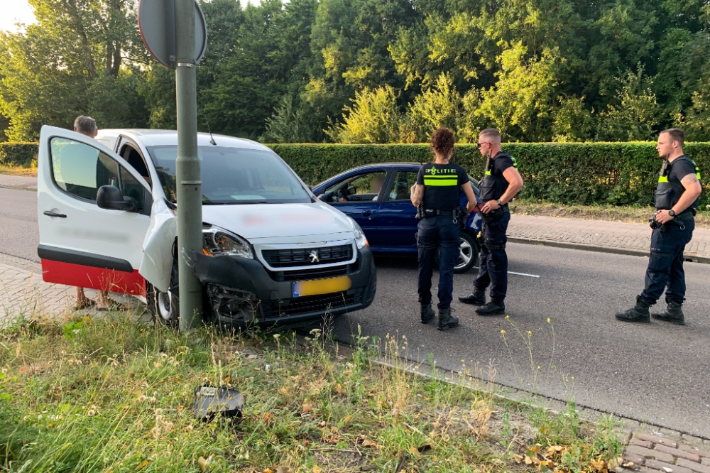 Auto botst tegen paal na aanrijding op de Westfrankelandsedijk