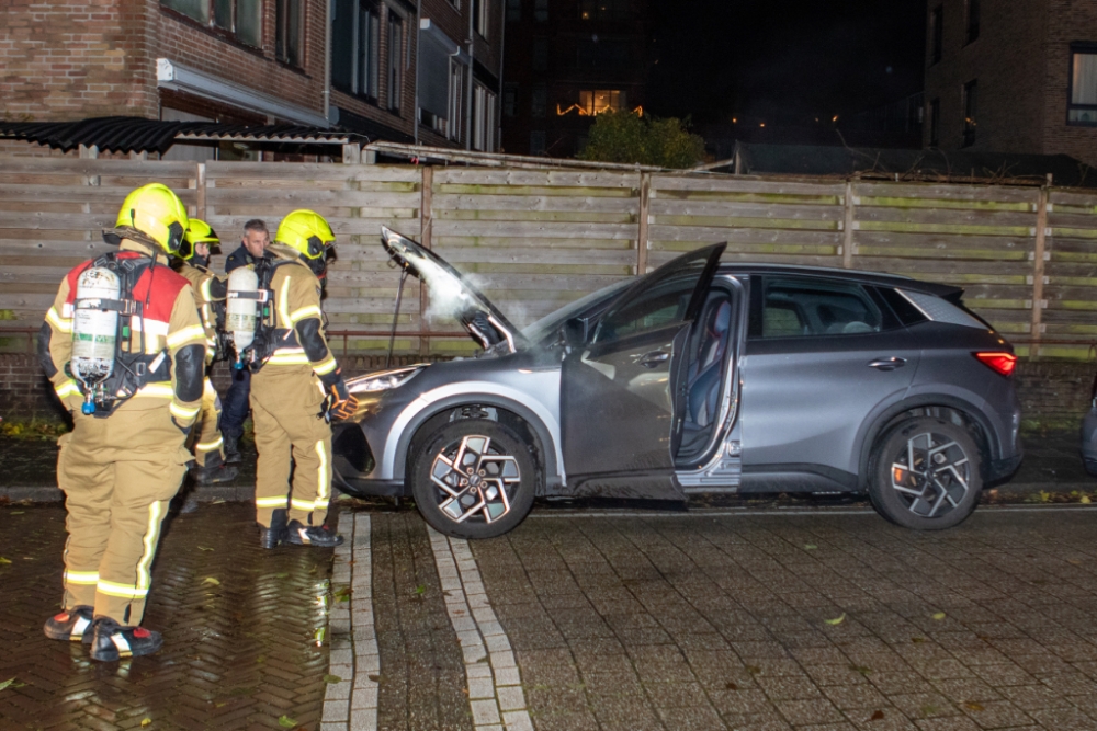 Brand onder motorkap van auto in Vlaardingen