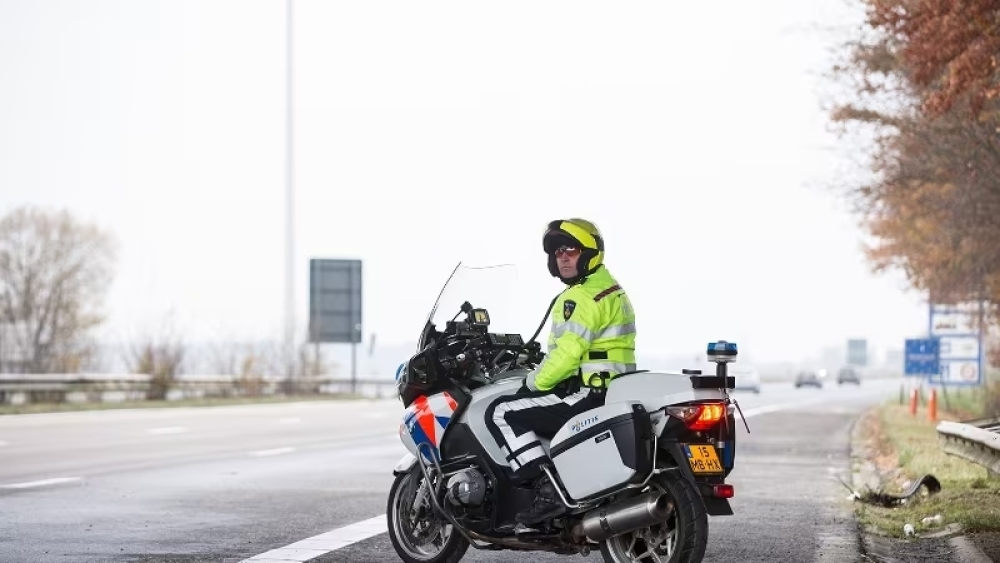 Levensgevaarlijke dollemansrit: motoragent wijkt uit naar de berm op Broekpolderweg