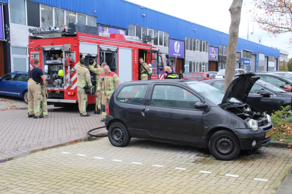 Geparkeerde auto vat vlam