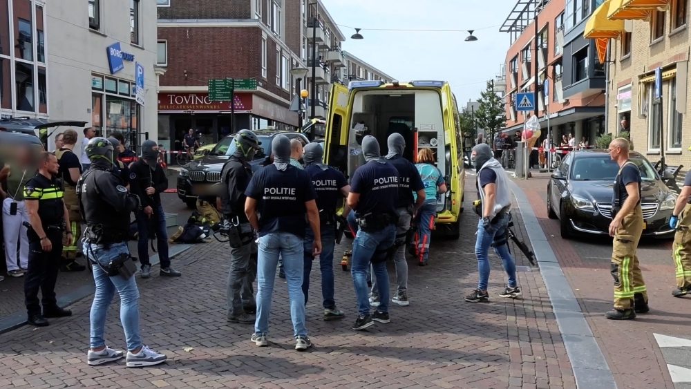 Hulpdiensten hebben de handen vol aan verwarde man op dak