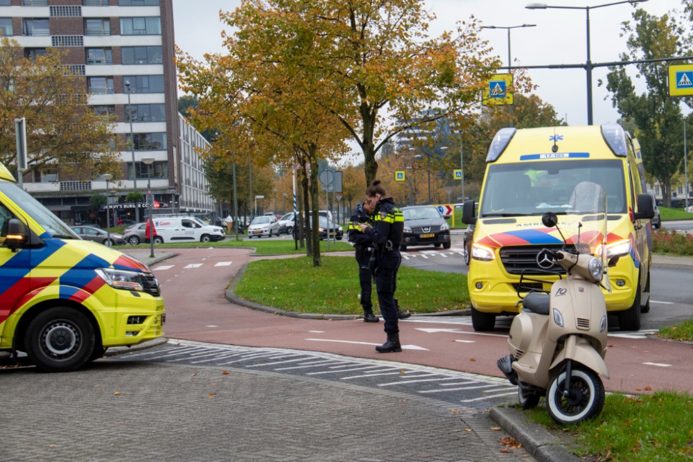 Scooterrijdster gewond na aanrijding met auto op de Loeffstraat