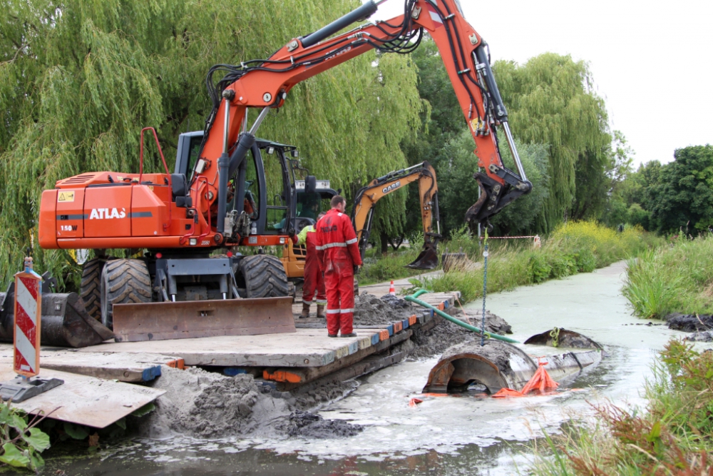 Berging betonmixer uit water Groeneweg gestart