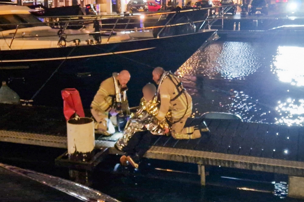 Vrouw door omstanders uit het water gered in Vlaardingen