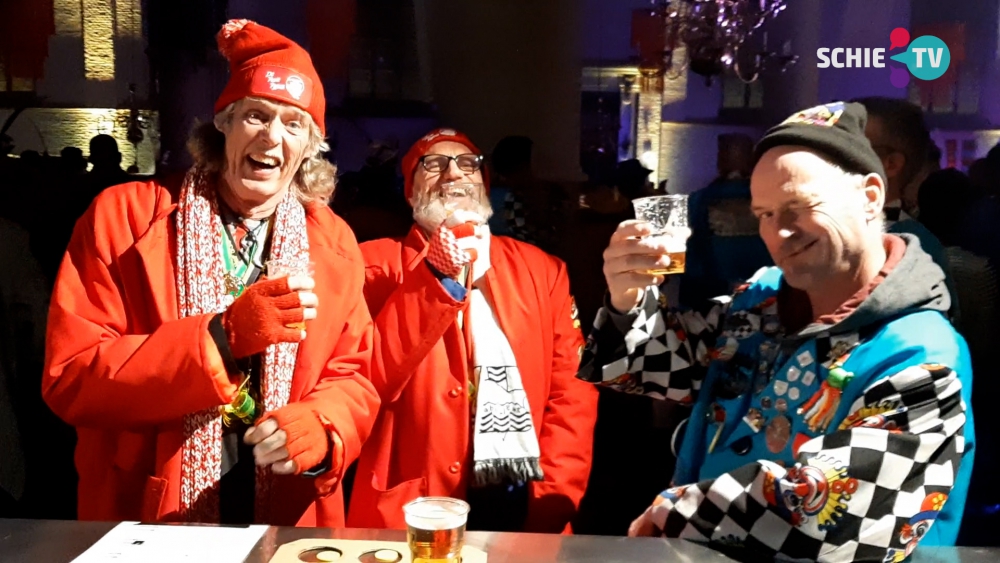 Voor Carnaval Ech Wel lopen tal van carnavalsverenigingen polonaise in Schiedam