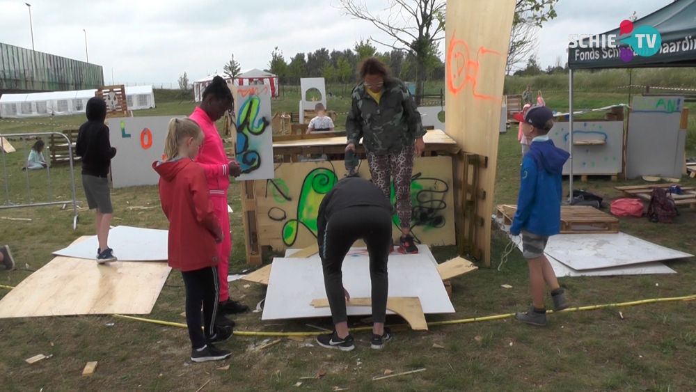 Hitteplan of regen: de kids bouwen verder aan hun dorp