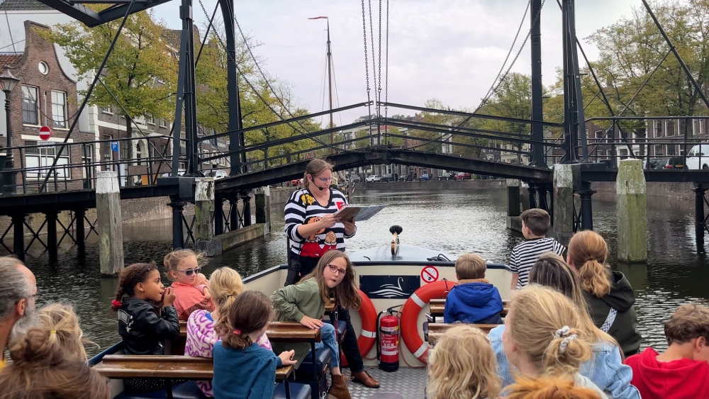 Kinderboekenweek vanaf de fluisterboot: ‘Taalontwikkeling begint al bij voorgelezen worden’