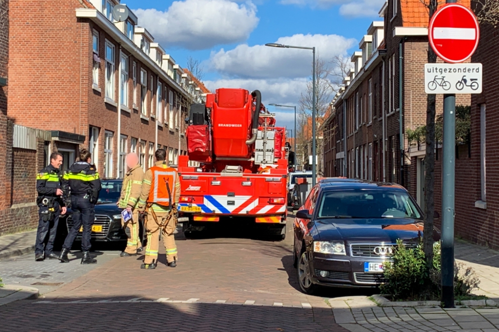 Brandweer rijdt schade op weg naar brand