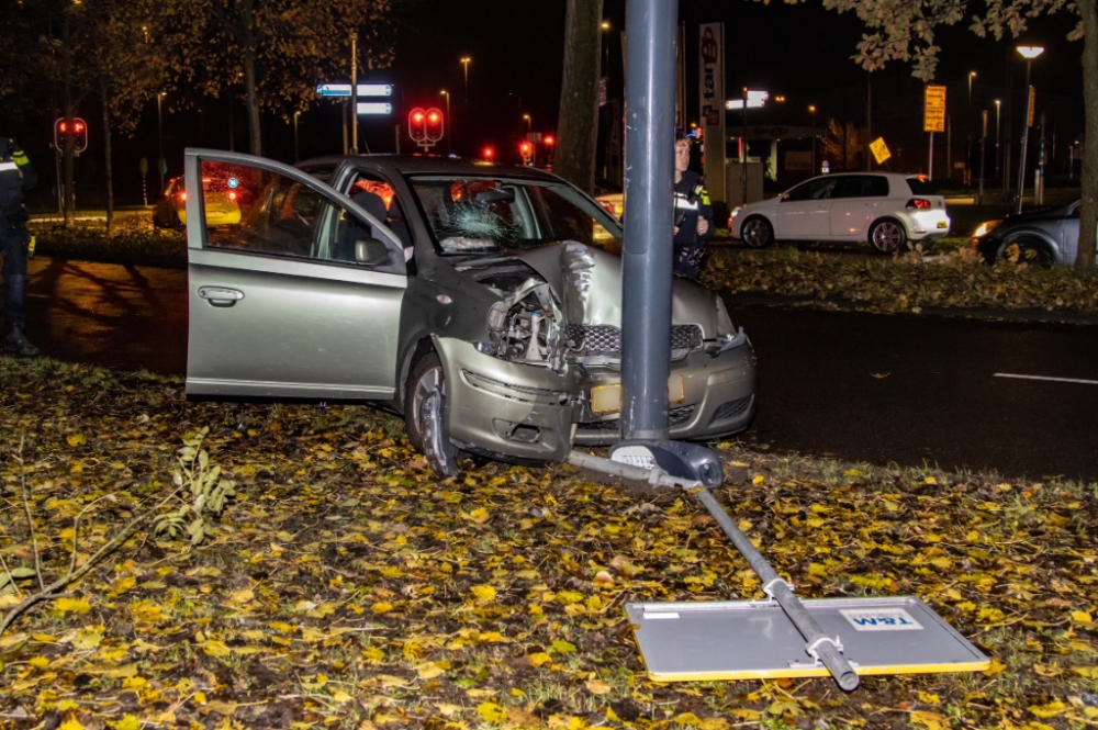 Auto vouwt zich om lantaarnpaal op Hargalaan, inzittenden naar ziekenhuis