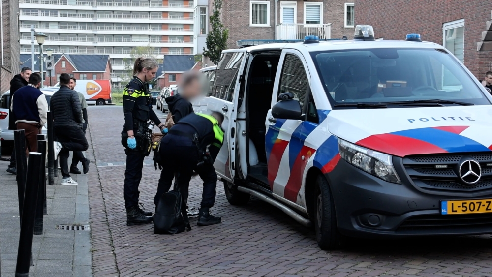 Jongeman (22) overleden in woning, drie man aangehouden