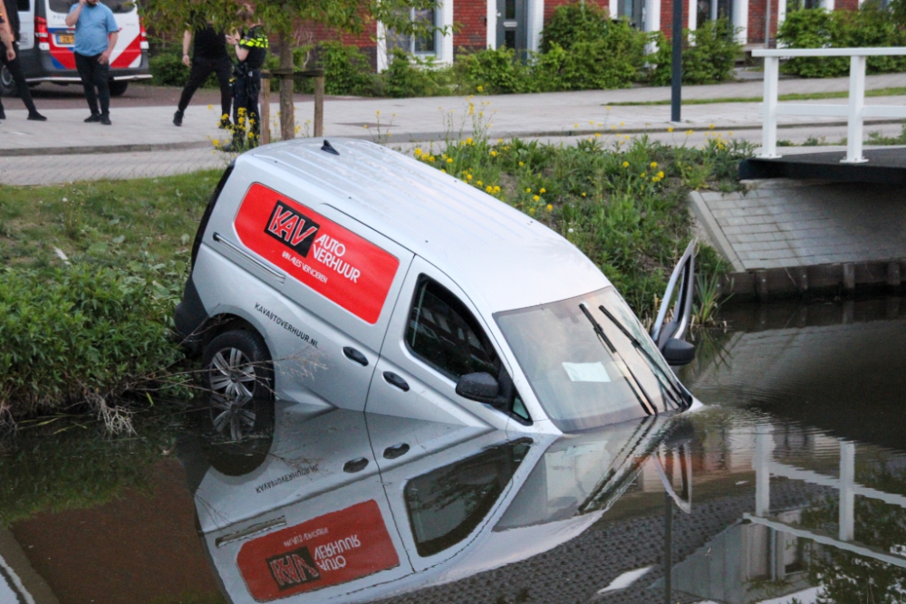 Auto raakt te water door inschattingsfout