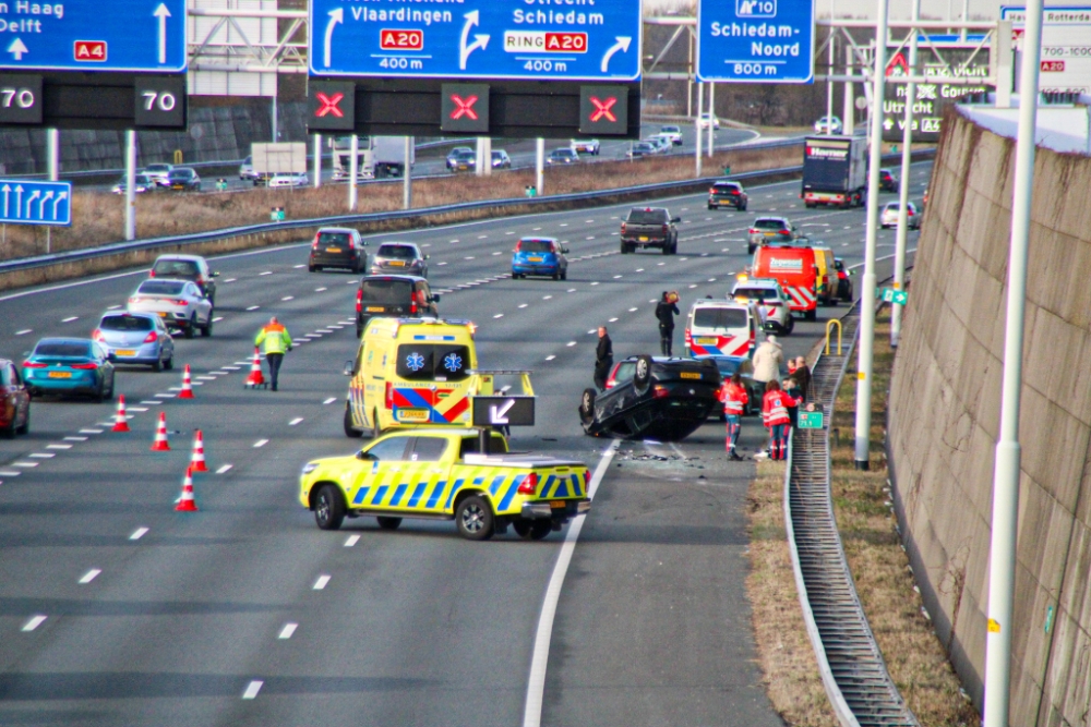 Auto ligt op z&#039;n dak na ongeval op snelweg