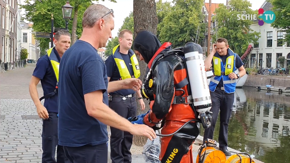 Brandweerduikers uit Schiedam oefenen in Lange Haven