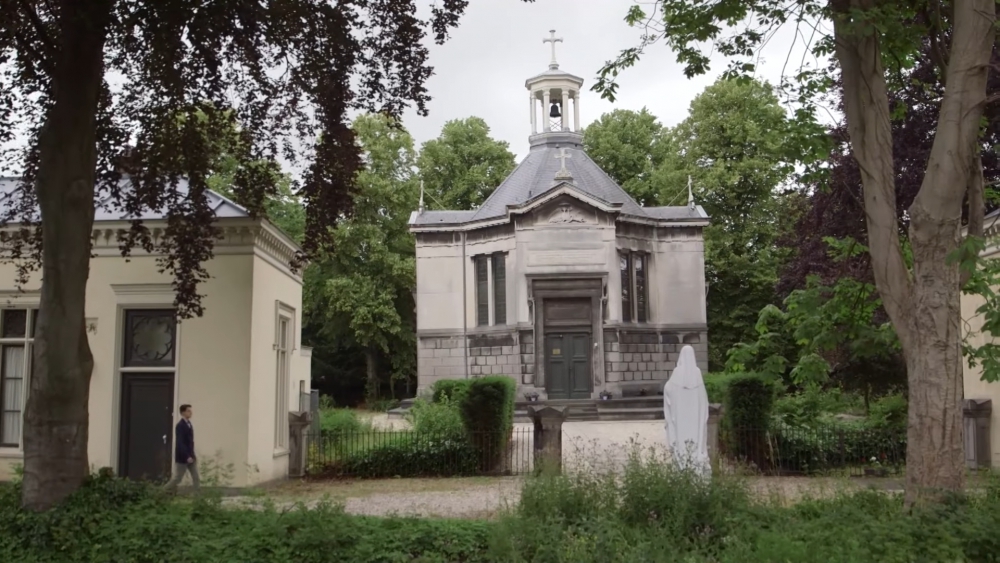 Grote vernielingen aangericht bij inbraak in kerk op Vlaardingerdijk