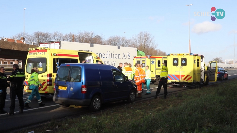 Auto knalt achterop ambulance op de A20