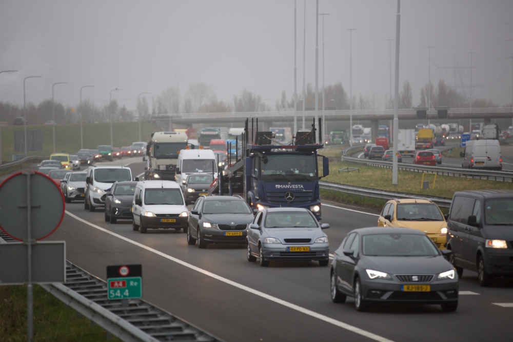 Lange file na aanrijding op de A4