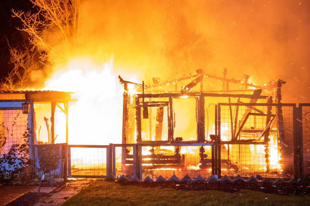 Brand op Volkstuinvereniging Vijfsluizen: tuinhuisje en schuur volledig uitgebrand