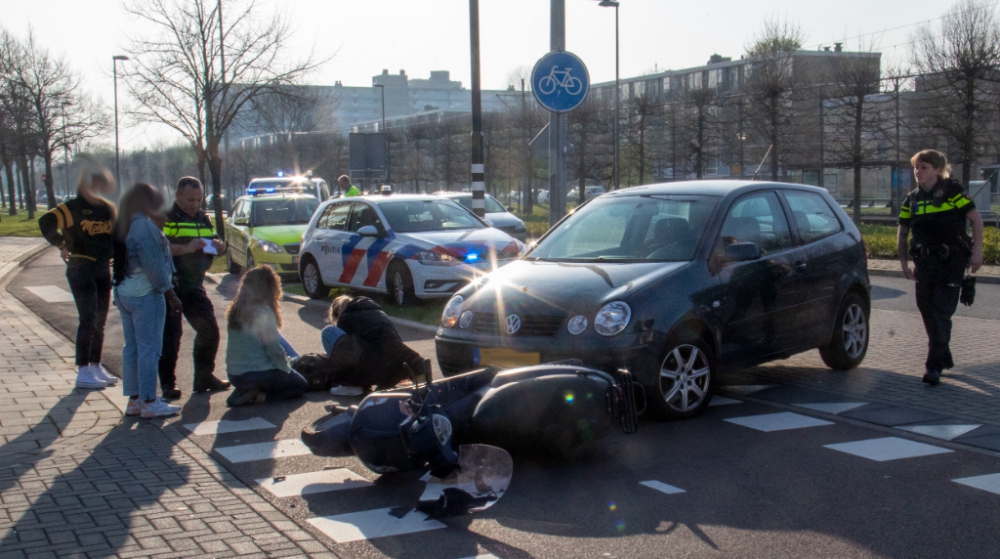 Scooterrijdster gewond na aanrijding met auto op de Piersonstraat