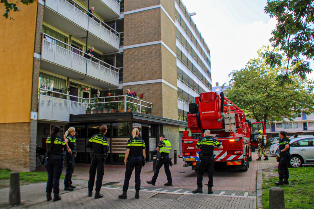 Brandweer is op tijd bij brand in flatwoning in Groenoord en kan erger voorkomen