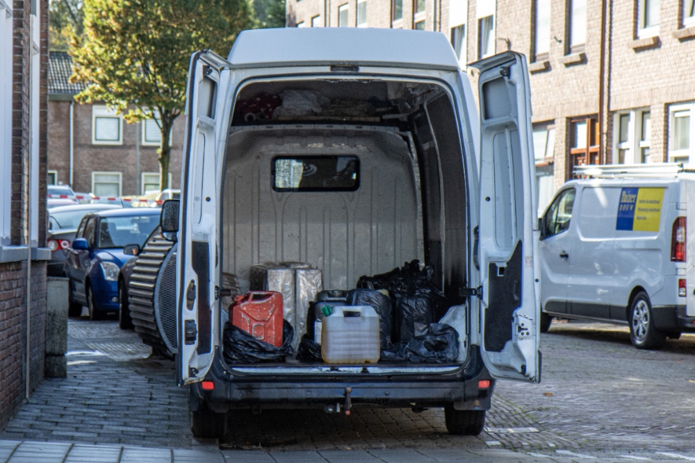 Onbeheerd busje met gevulde jerrycans zorgt voor opschudding in de Gorzen