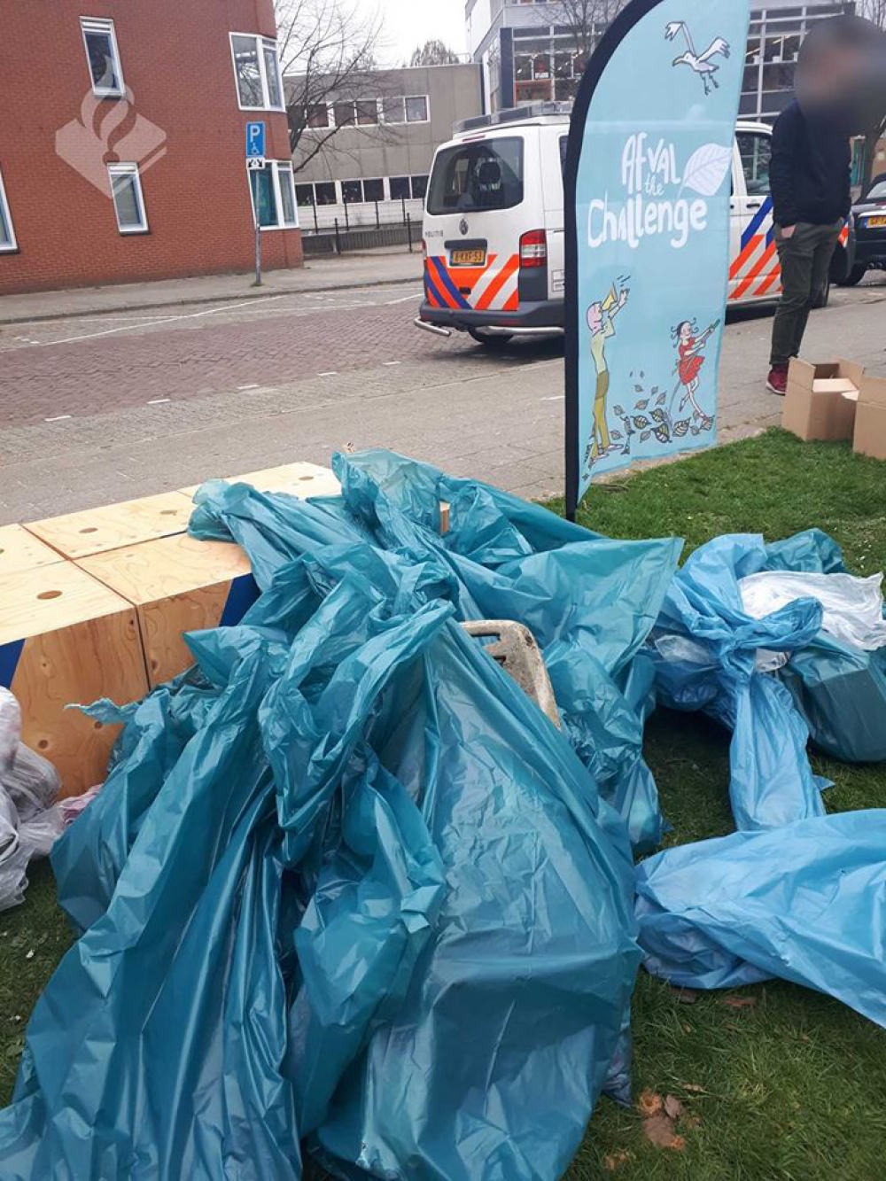 Actie in Oost: politie bezoekt panden tegen overbewoning en kinderen ruimen plein op