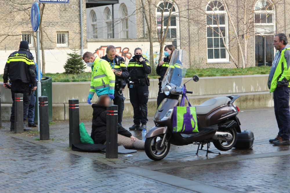 Vrouw op scooter hard onderuit door gladheid