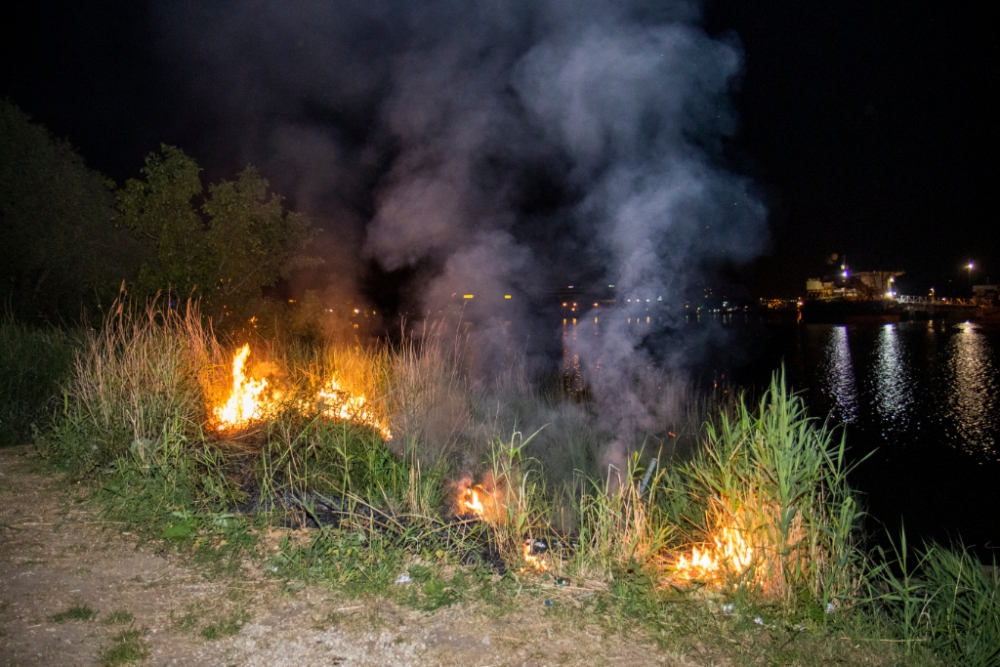 Vaartuig havendienst blust buitenbrand Schiedam Zuid