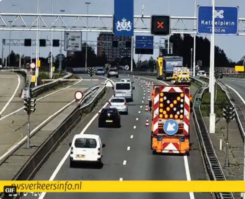 Naar links! bij de Beneluxtunnel door vrachtwagen met pech