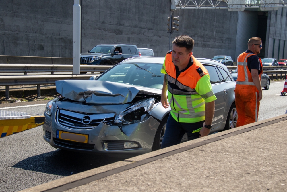 Weginspecteur ziet ongeval op snelweg in zijn spiegels gebeuren