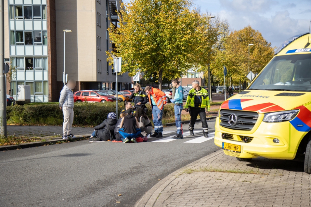 Hardloopster tijdens oversteken aangereden door auto