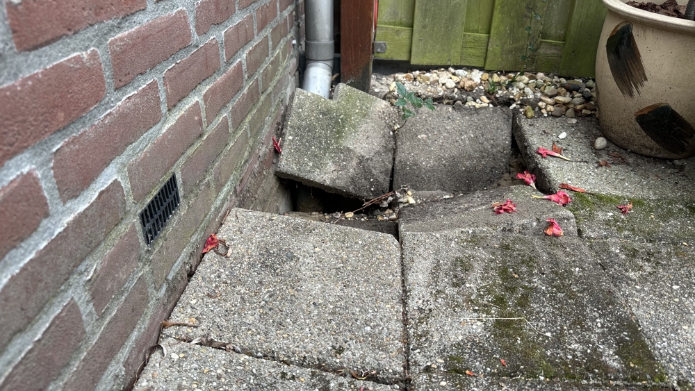 Sinkholes na wateroverlast in Vlielandhoeve: ‘Mijn vrouw zakte door de grond’