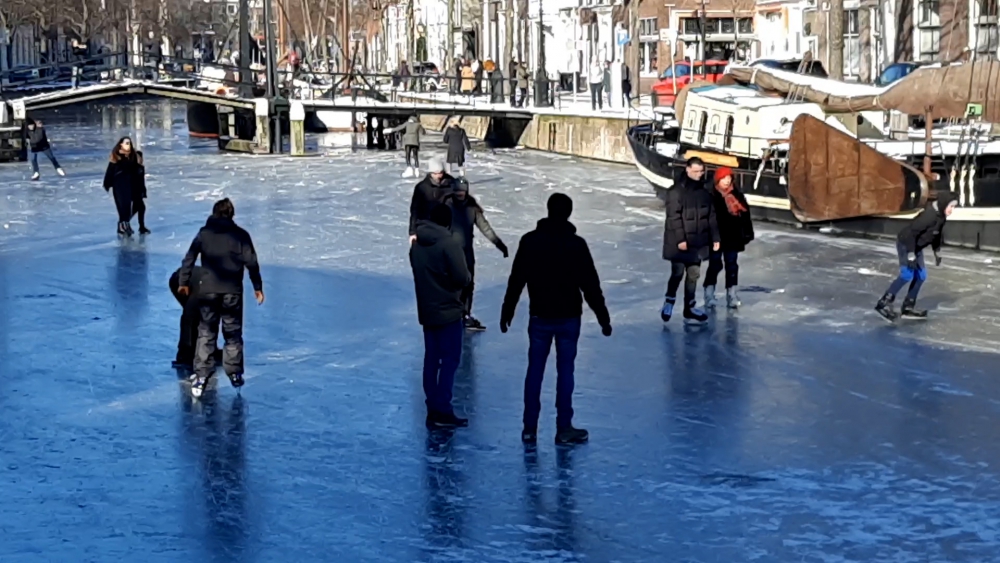 Schaatsen, ijshockeyen, voetballen en sleeën op de Lange Haven