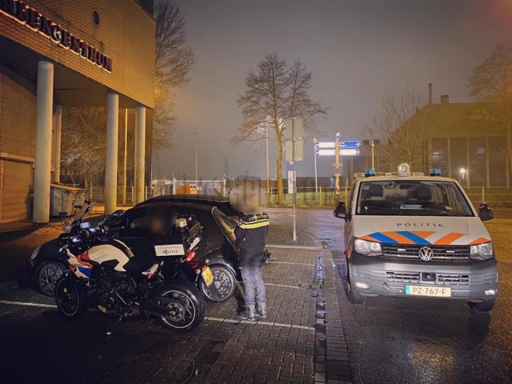 Zwalkende automobiliste (27) zit met lachgasballon aan de mond achter het stuur