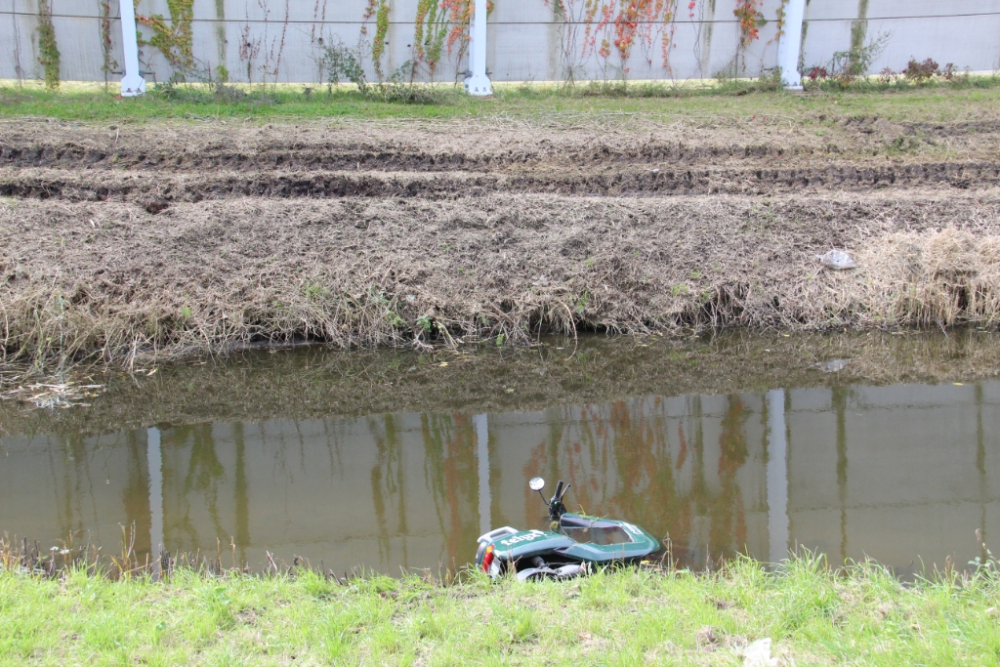 Weer deelscooter in het water gedumpt