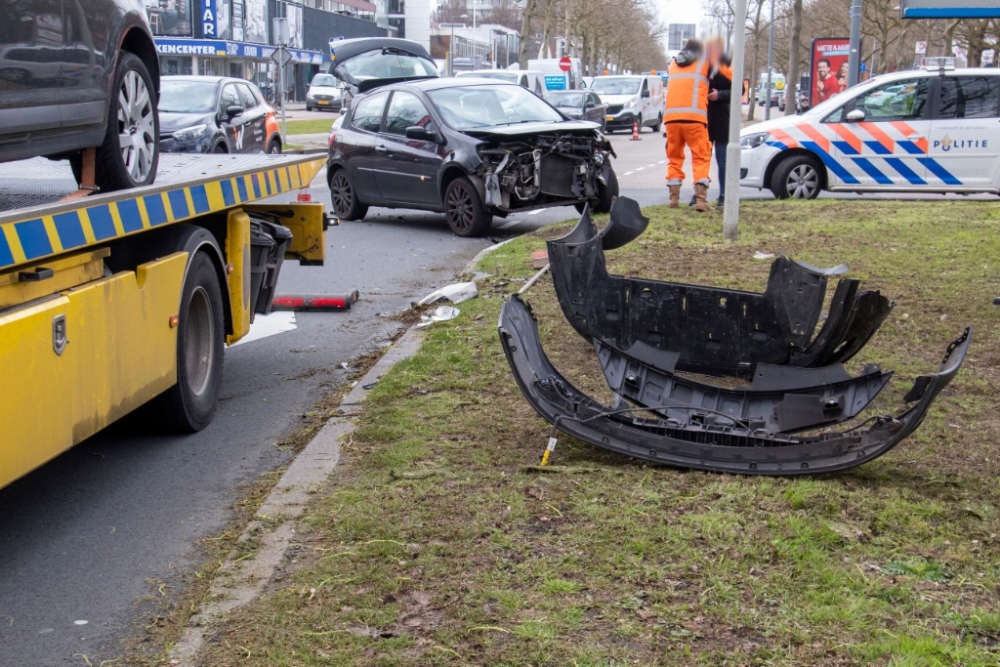 Flinke klapper tussen twee auto&#039;s op de &#039;s-Gravelandseweg