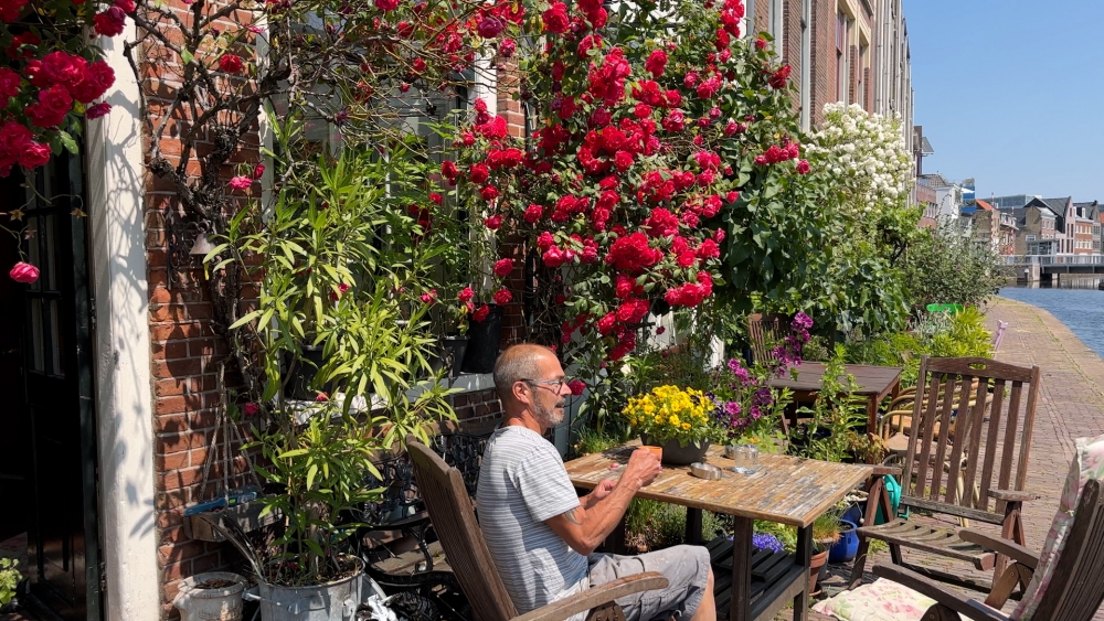 Dit is het meest gefotografeerde tuintje van Schiedam: “Bruidsparen vragen of ze hier foto’s mogen maken”