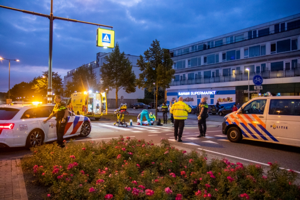 Vrouw aangereden op zebrapad Nieuwlandplein; automobilist rijdt door