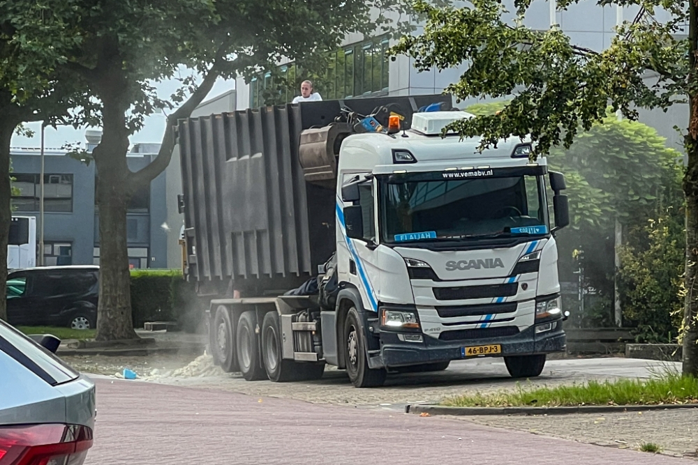 Vrachtwagen laat een spoor van puin achter in Schiedam