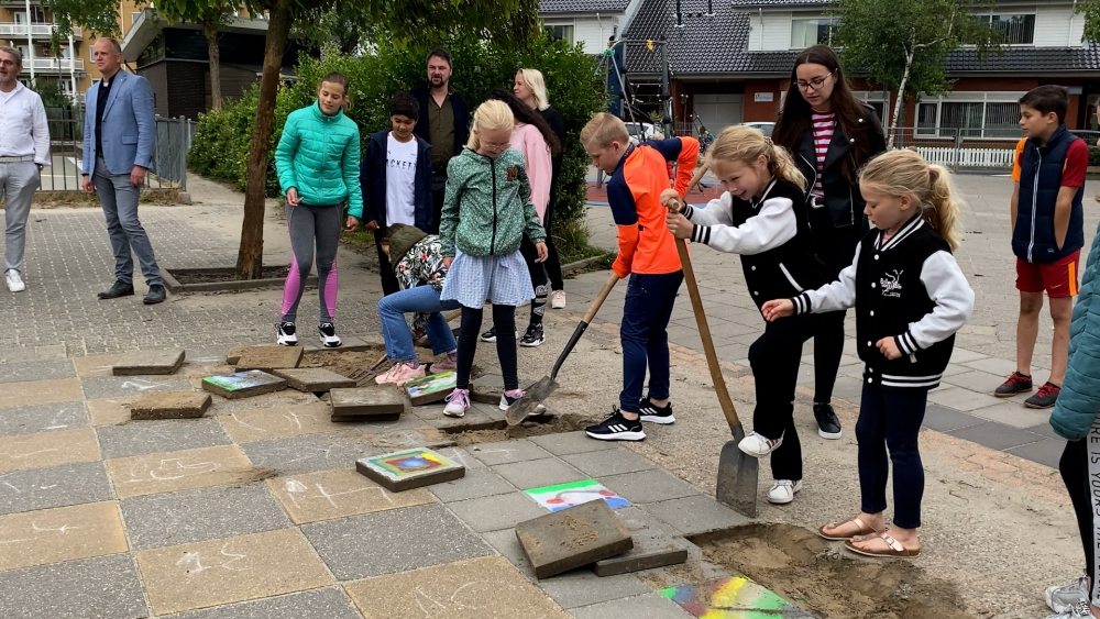 Kliederen in de modder tijdens schoolpauze; De Violier en De Vlinder ‘vergroenen’ schoolplein