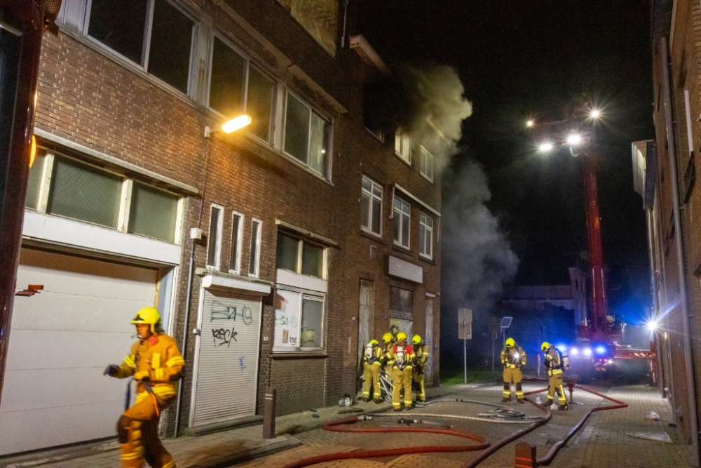 Brand in slooppand geeft veel rookontwikkeling